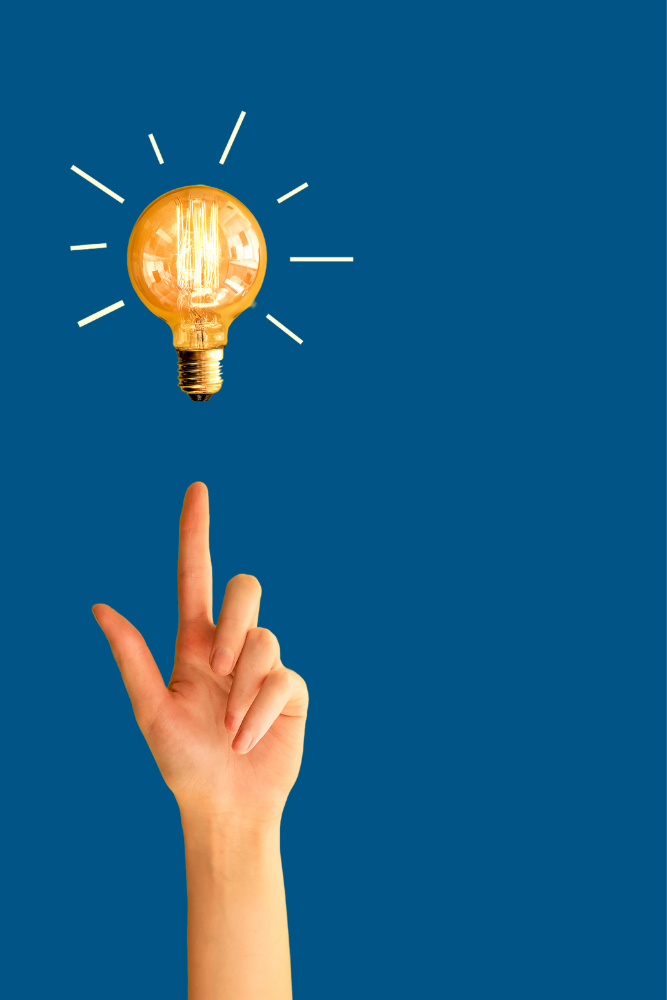 mano señalando foco que simboliza idea
